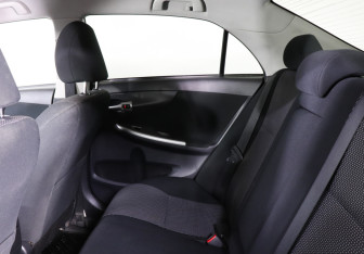 Подержанный автомобиль Toyota Corolla Sedan 2012 года (8 фото)