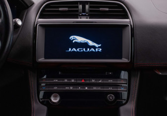 Подержанный автомобиль Jaguar F-Pace 2016 года (13 фото)
