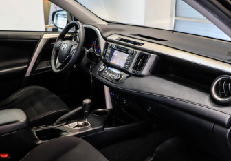 Подержанный автомобиль Toyota RAV4 2012 года (10 фото)