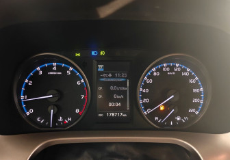 Подержанный автомобиль Toyota RAV4 2016 года (12 фото)