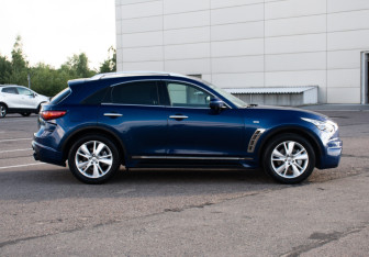 Подержанный автомобиль Infiniti QX70 2016 года (4 фото)