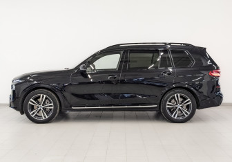 Подержанный автомобиль BMW X7 2022 года (8 фото)