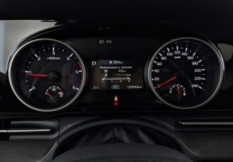 Подержанный автомобиль Kia Carnival 2022 года (16 фото)