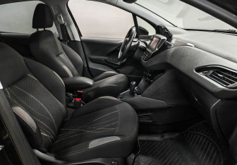 Подержанный автомобиль Peugeot 208 2013 года (9 фото)