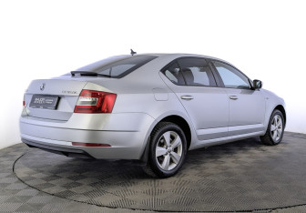 Подержанный автомобиль Skoda Octavia Liftback 2019 года (5 фото)