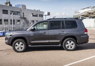 Подержанный автомобиль Toyota Land Cruiser Suv 2012 года (8 фото)