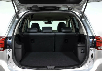 Подержанный автомобиль Mitsubishi Outlander 2019 года (14 фото)