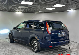 Подержанный автомобиль Ford Focus Wagon 2010 года (19 фото)