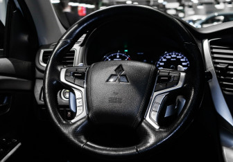 Подержанный автомобиль Mitsubishi Pajero Sport 2017 года (25 фото)