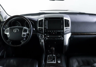 Подержанный автомобиль Toyota Land Cruiser Suv 2014 года (10 фото)