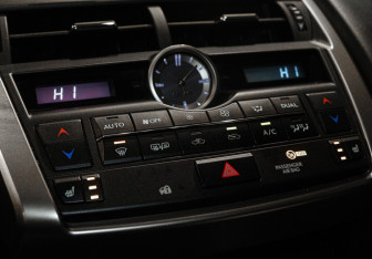 Подержанный автомобиль Lexus NX 2015 года (19 фото)