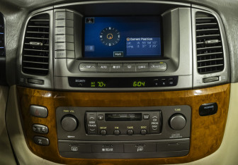 Подержанный автомобиль Lexus LX 2004 года (13 фото)