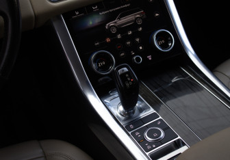 Подержанный автомобиль Land Rover Range Rover Sport 2018 года (21 фото)