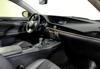 Подержанный автомобиль Lexus ES 2018 года (13 фото)
