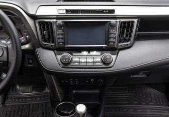 Подержанный автомобиль Toyota RAV4 2014 года (15 фото)