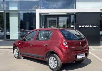 Подержанный автомобиль Renault Sandero 2011 года (7 фото)