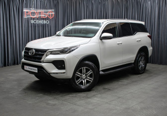 Подержанный автомобиль Toyota Fortuner 2021 года (1 фото)
