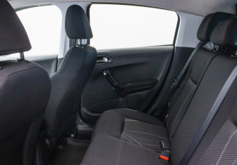 Подержанный автомобиль Peugeot 208 2014 года (11 фото)