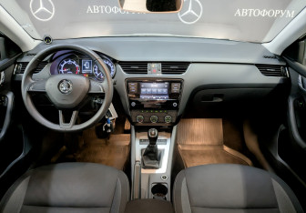 Подержанный автомобиль Skoda Octavia Liftback 2019 года (14 фото)