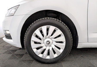 Подержанный автомобиль Skoda Octavia Liftback 2020 года (16 фото)