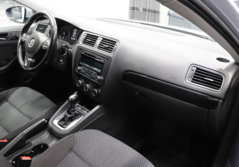 Подержанный автомобиль Volkswagen Jetta Sedan 2012 года (8 фото)
