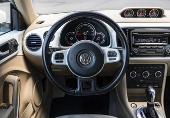 Подержанный автомобиль Volkswagen Beetle Hatchback 2014 года (10 фото)