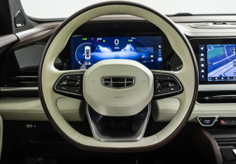 Подержанный автомобиль Geely Monjaro 2023 года (11 фото)