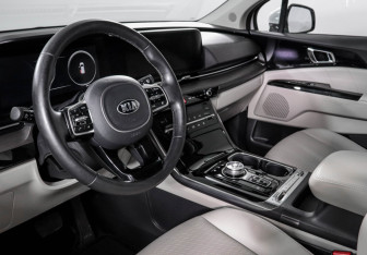 Подержанный автомобиль Kia Carnival 2021 года (14 фото)