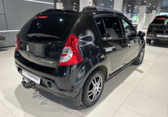 Подержанный автомобиль Renault Sandero 2014 года (8 фото)