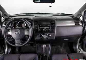 Подержанный автомобиль Nissan Tiida Hatchback 2008 года (13 фото)