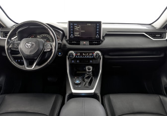 Подержанный автомобиль Toyota RAV4 2022 года (14 фото)