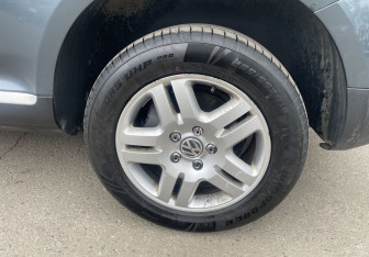 Подержанный автомобиль Volkswagen Touareg 2006 года (12 фото)