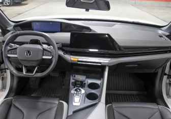 Подержанный автомобиль Changan UNI-V 2024 года (15 фото)