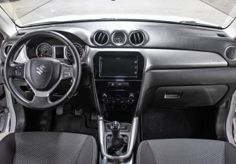 Подержанный автомобиль Suzuki Vitara 2017 года (14 фото)