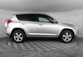 Подержанный автомобиль Toyota RAV4 2007 года (4 фото)