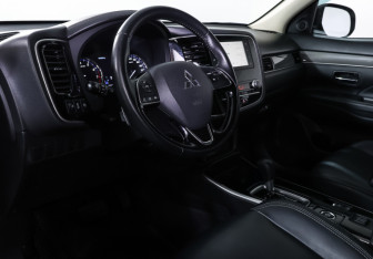 Подержанный автомобиль Mitsubishi Outlander 2021 года (15 фото)
