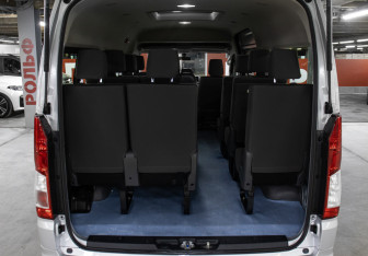 Подержанный автомобиль Toyota HiAce 2021 года (10 фото)
