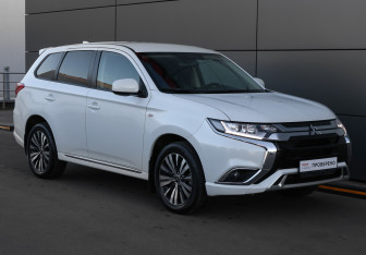 Подержанный автомобиль Mitsubishi Outlander 2022 года (3 фото)