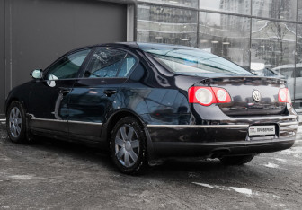 Подержанный автомобиль Volkswagen Passat Sedan 2005 года (7 фото)