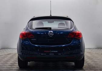 Подержанный автомобиль Opel Astra Hatchback 2011 года (4 фото)