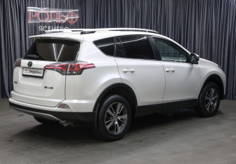 Подержанный автомобиль Toyota RAV4 2017 года (5 фото)