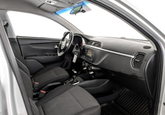 Подержанный автомобиль Kia Rio Hatchback 2021 года (11 фото)
