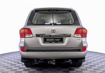 Подержанный автомобиль Toyota Land Cruiser Suv 2013 года (6 фото)