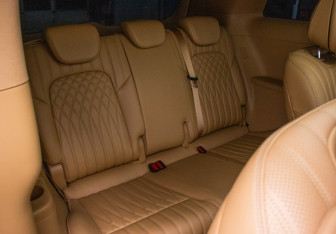 Подержанный автомобиль Voyah Dream 2023 года (10 фото)