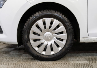 Подержанный автомобиль Skoda Rapid Liftback 2021 года (18 фото)