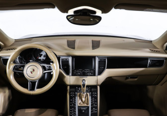 Подержанный автомобиль Porsche Macan 2015 года (17 фото)
