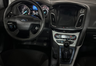 Подержанный автомобиль Ford Focus Sedan 2011 года (12 фото)