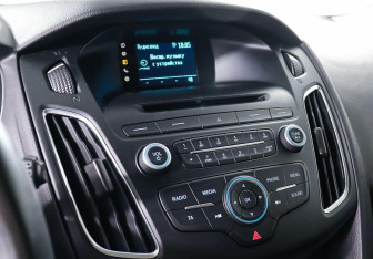 Подержанный автомобиль Ford Focus Hatchback 2016 года (15 фото)