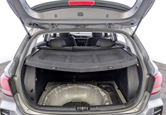 Подержанный автомобиль Kia Rio Hatchback 2021 года (10 фото)