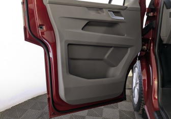 Подержанный автомобиль Volkswagen Caravelle 2022 года (19 фото)